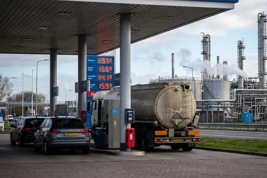 Hoge benzineprijs, lage pomp-marge: ACM ziet winst vooral bij raffinaderijen en olieconcerns